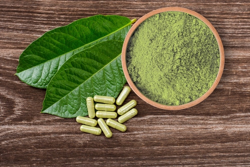 picture of kratom capsules and powder