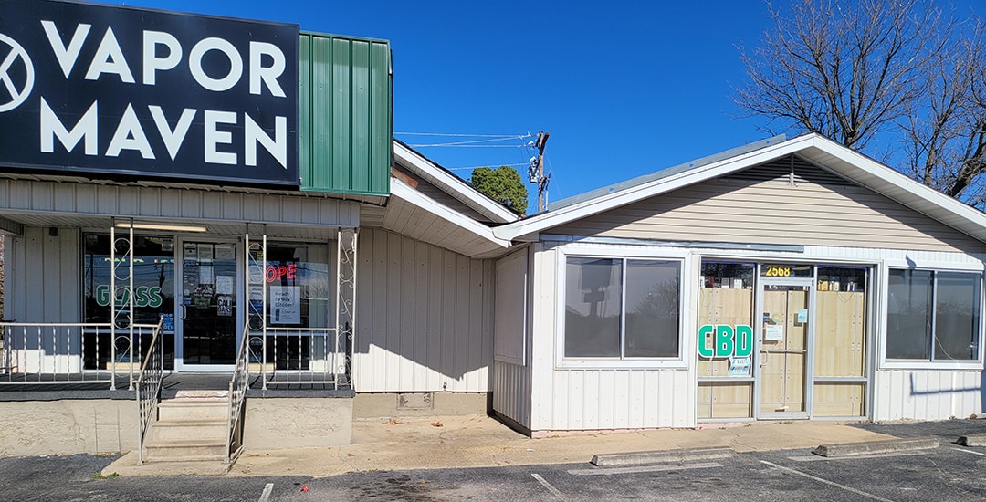 Picture of the outside ofVapor Maven vape shop in Mountain Home AR 
